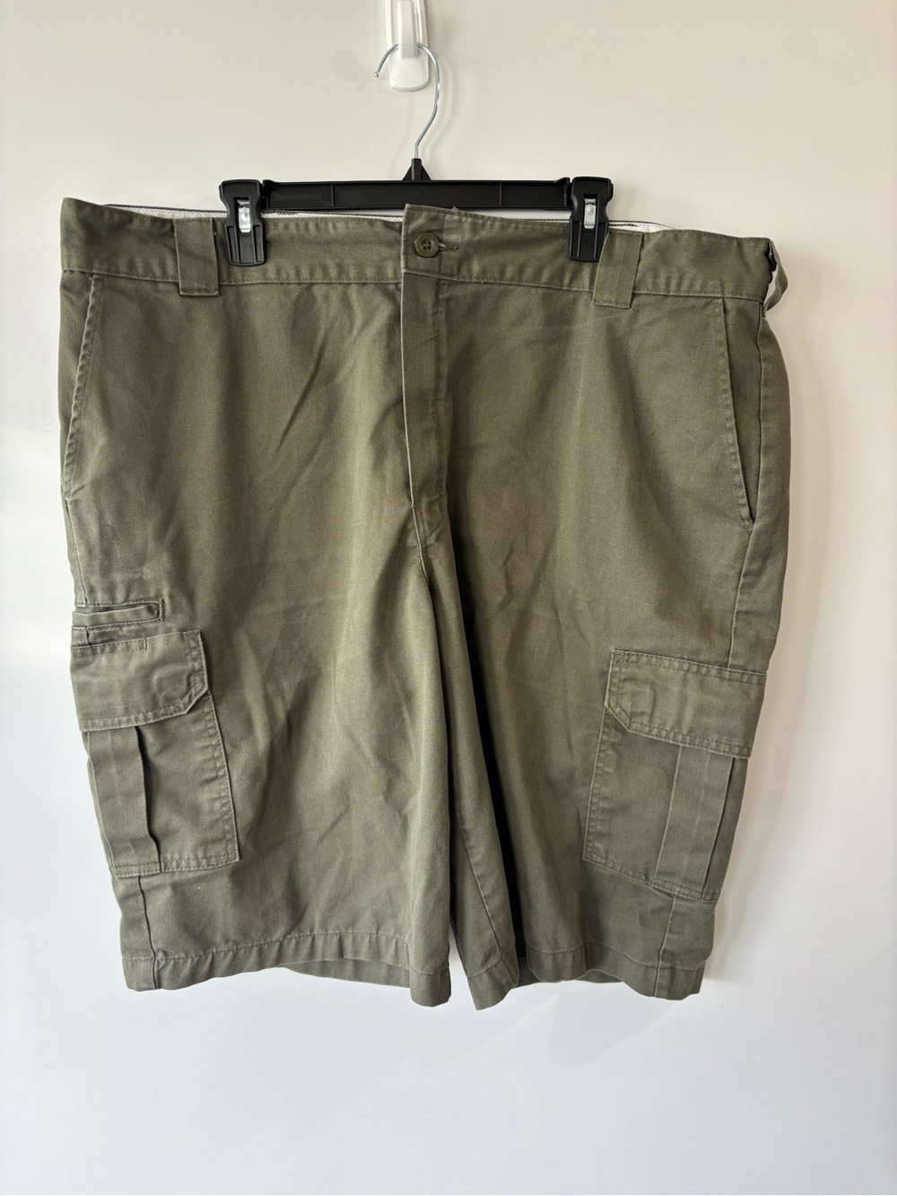 Dickies Classic Men's Olive Cargo Shorts with Multi-Pocket Design 42